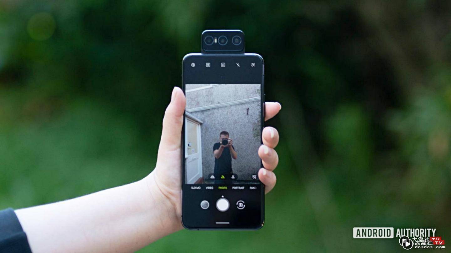 外媒提出对华硕 ZenFone 8 的‘ 六大期待 ’ 希望延续翻转镜头模组、还期盼能加入无线充电功能